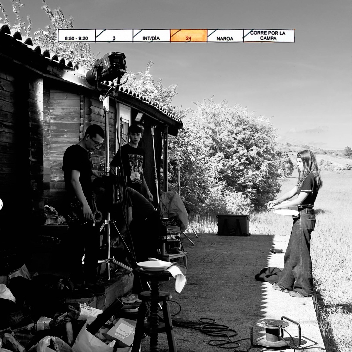 Collage: equipo de iluminación junto a la cabaña, con la fila «8:50 - 9:20 · Corre por la campa»