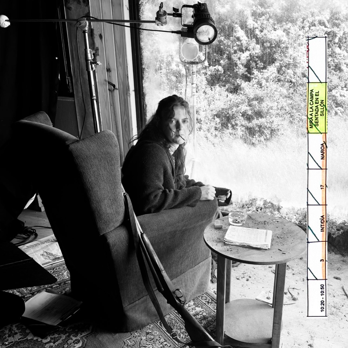Collage: Naroa sentada en el sillón con un cigarro, con la fila «Mira a la campa sentada en el sillón»