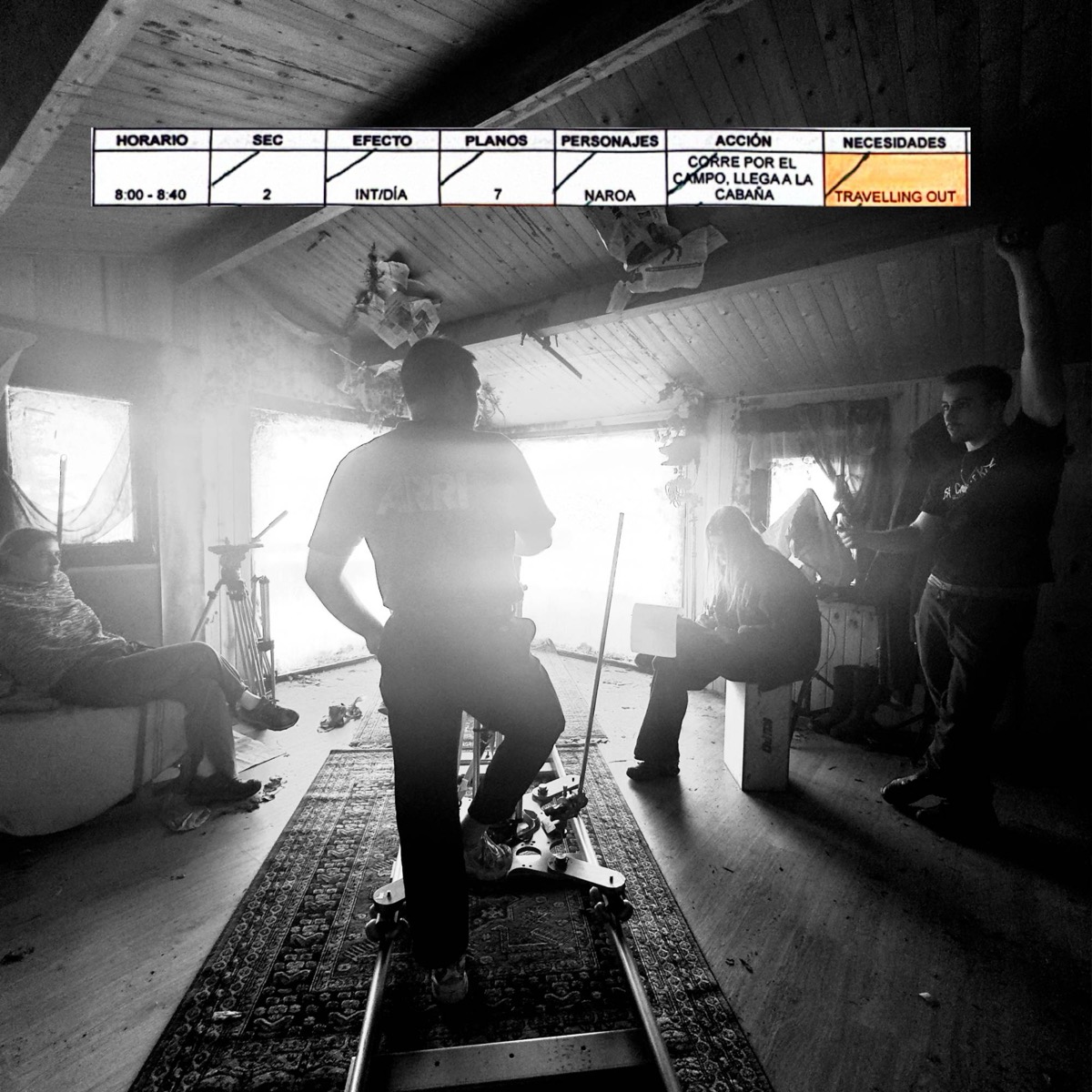 Collage: interior de la cabaña con el travelling, con la fila «8:00 - 8:40 · Corre por el campo, llega a la cabaña»
