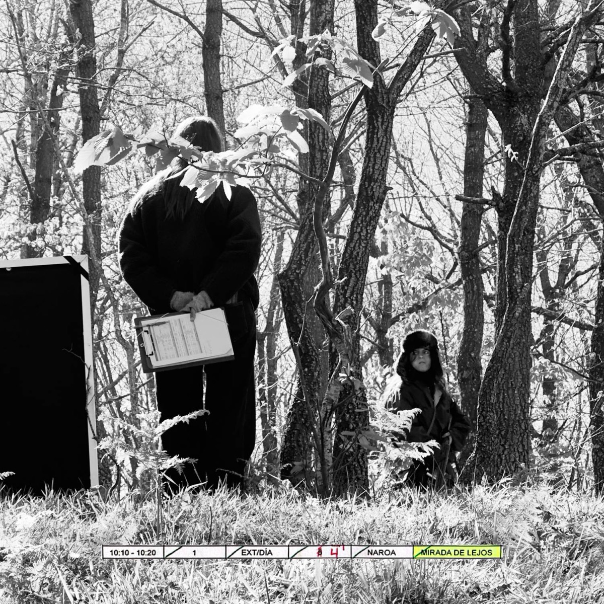 Collage: Gurutze con la tablilla en el bosque y Naroa al fondo, con la fila «10:10 - 10:20 · Mirada de lejos»