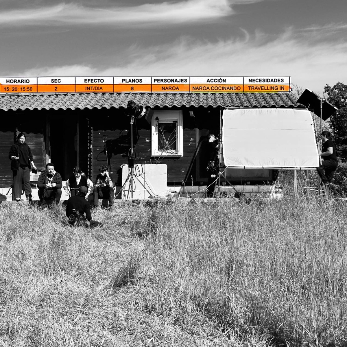 Collage: el equipo descansa frente a la cabaña, con la fila «15:20 - 15:50 · Naroa cocinando»