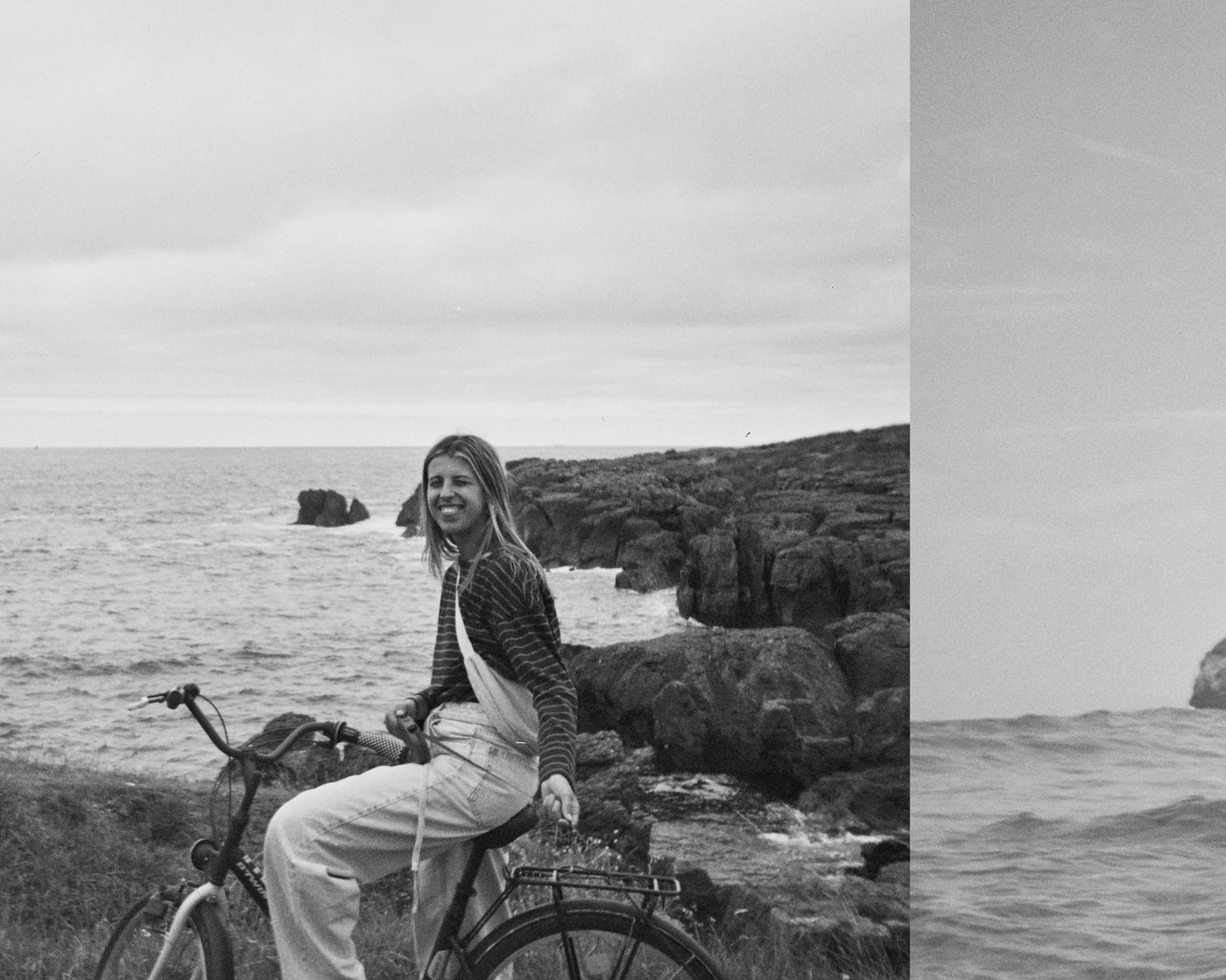 Chica en bicicleta junto al mar