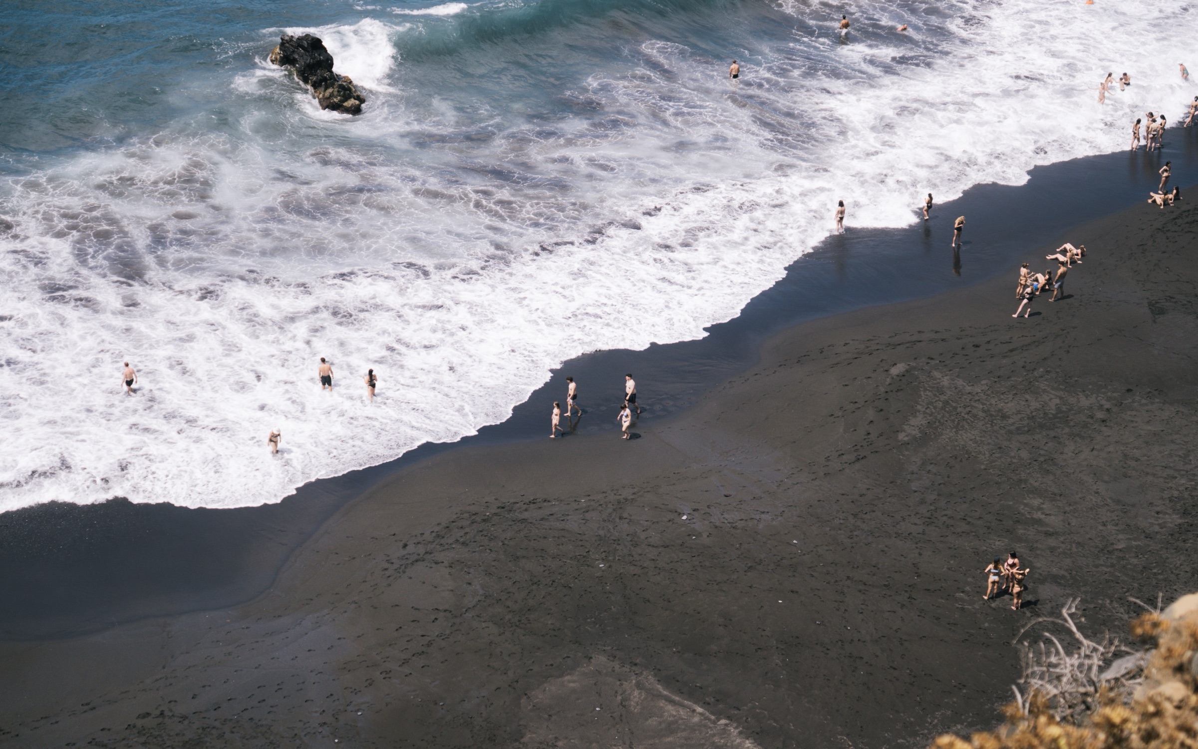 Escritorio de Gurutze: playa de arena negra con el mar rompiendo