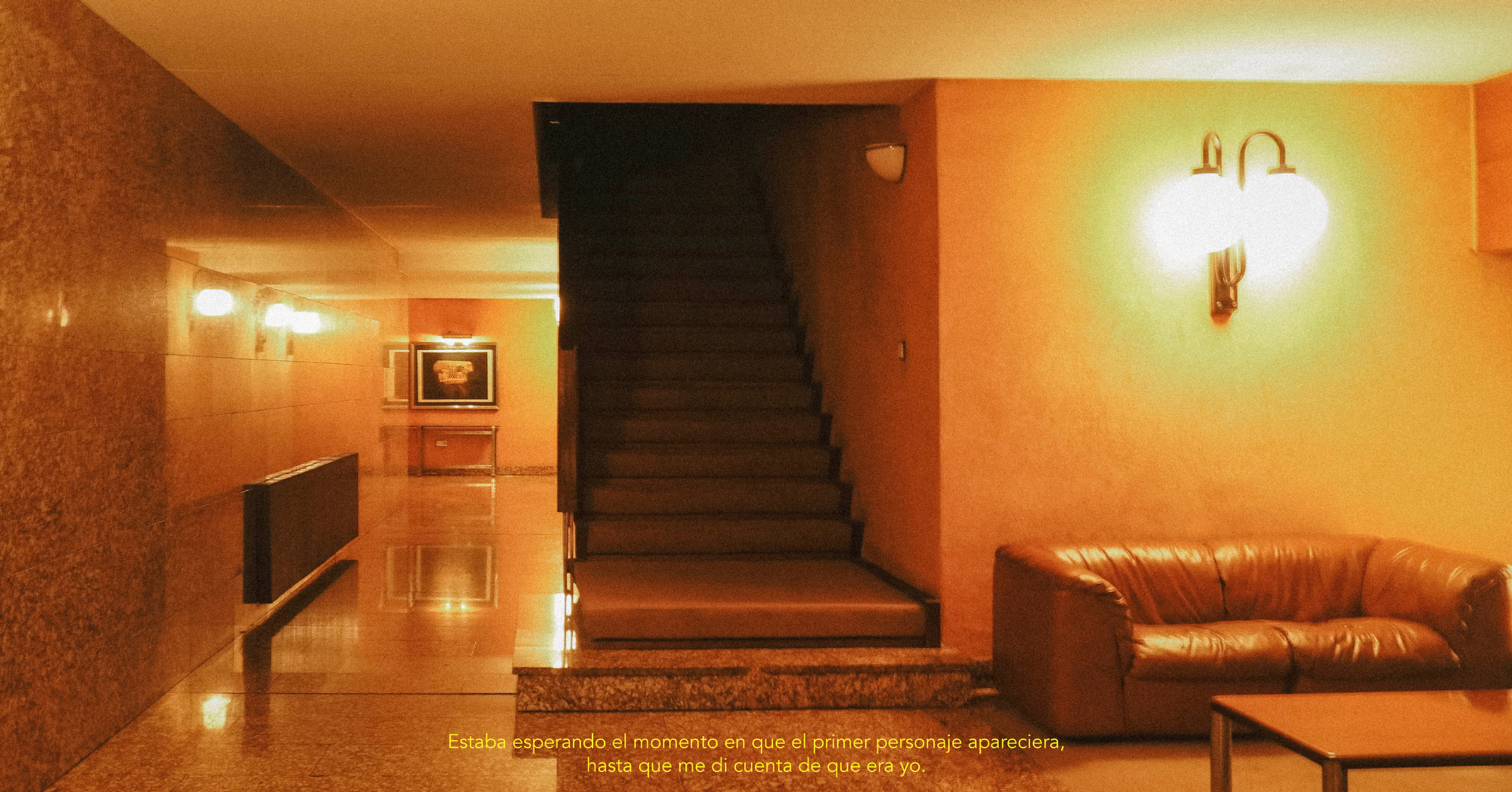 Escalera de hotel iluminada en tonos cálidos