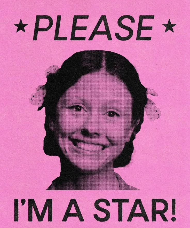 Pearl: cartel rosa con el rostro sonriente del personaje y el texto «Please, I'm a star!»